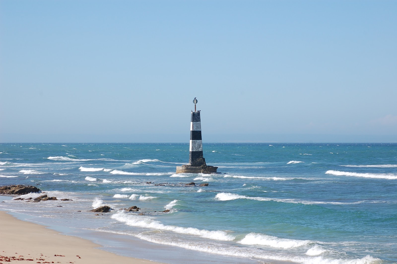 Foto av Cape Recife med ljus sand och stenar yta