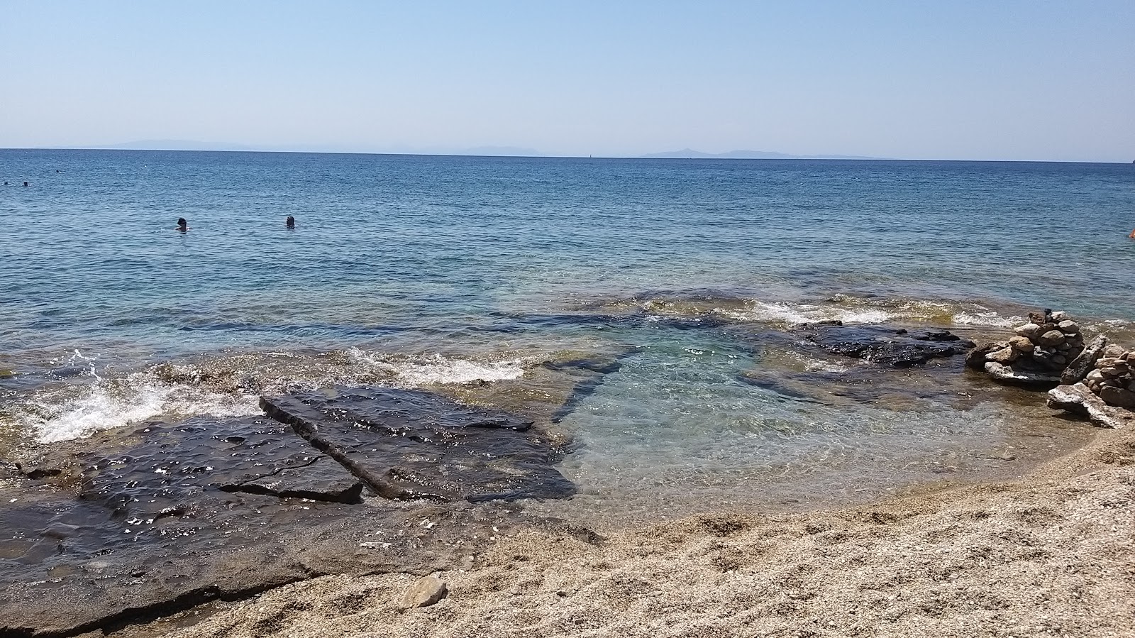 Foto di Paralia Thimari III con una superficie del ciottolo fine bianco