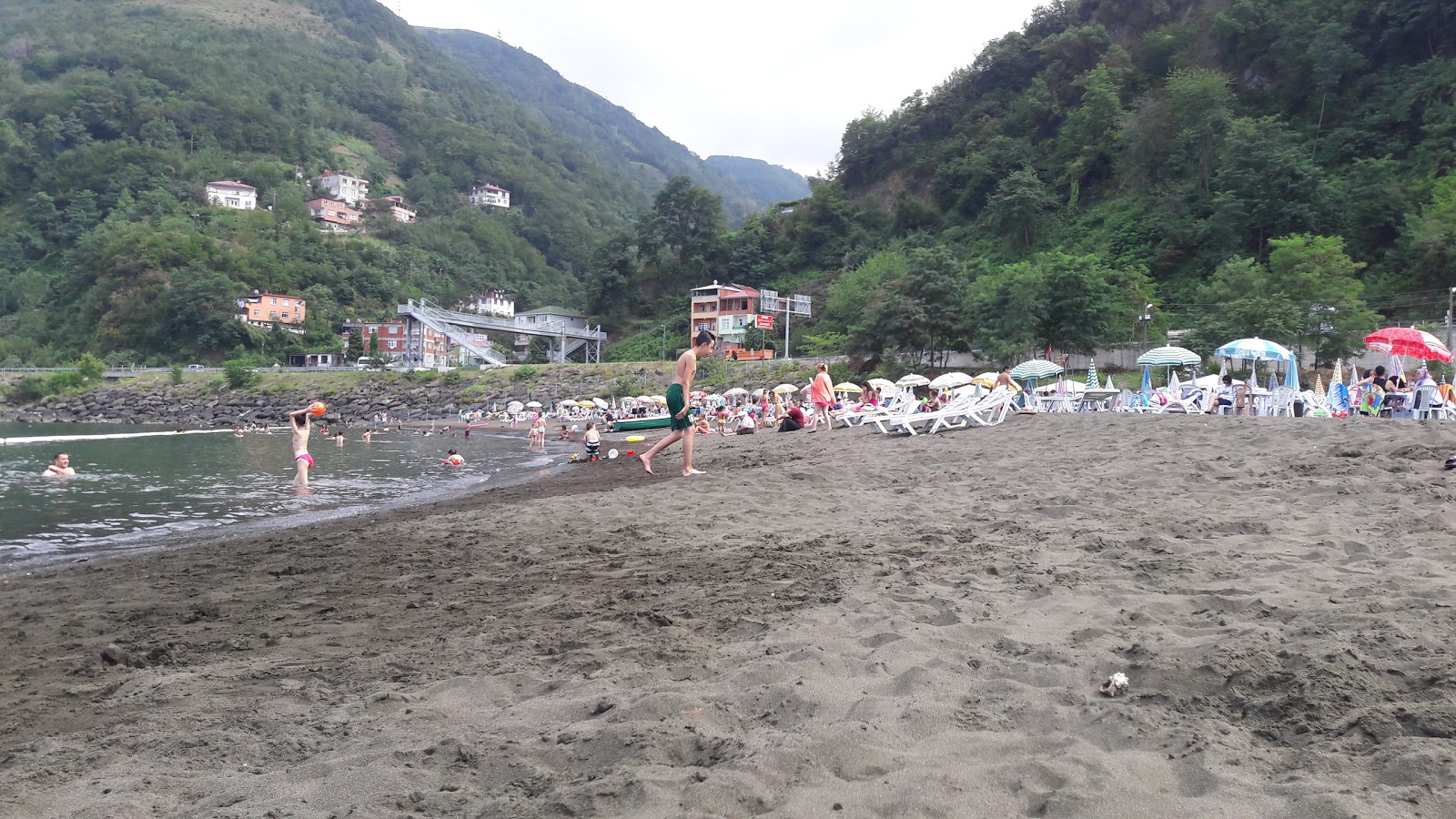 Foto von Yoroz Beach mit brauner sand Oberfläche