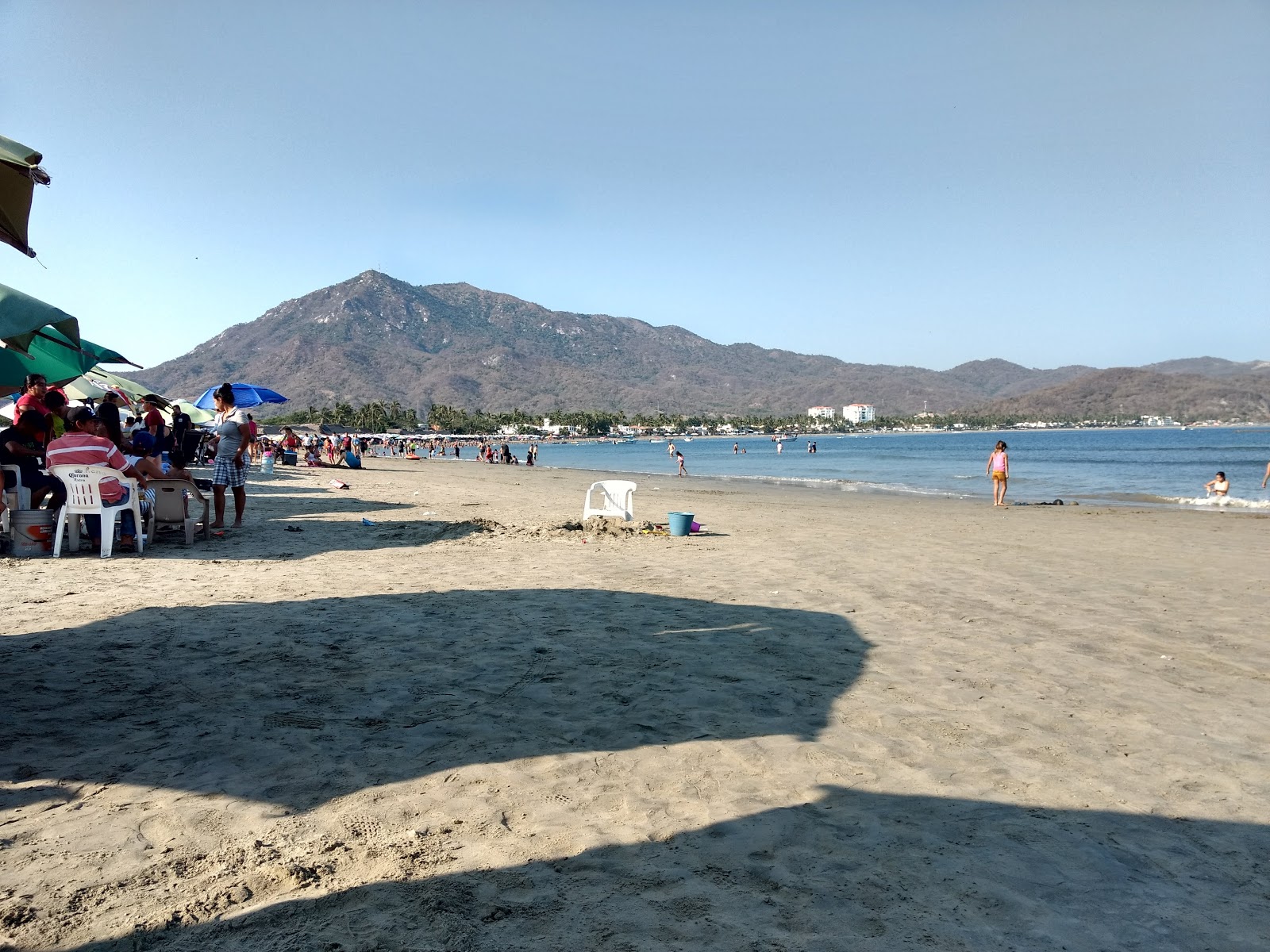 Foto av Playa La Boquita omgiven av klippor