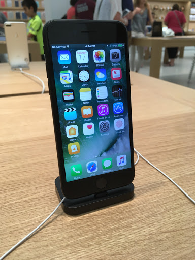 Computer Store «Apple Mayfair», reviews and photos, 2500 N. Mayfair Road, Wauwatosa, WI 53226, USA