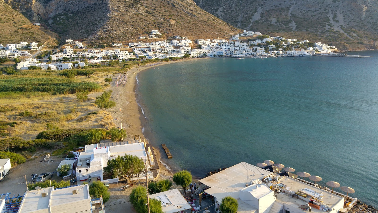 Foto von Kamares beach von Klippen umgeben