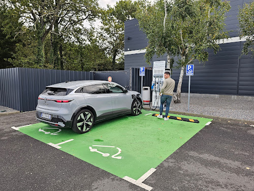 Borne de recharge de véhicules électriques PitPoint Charging Station Haute-Goulaine