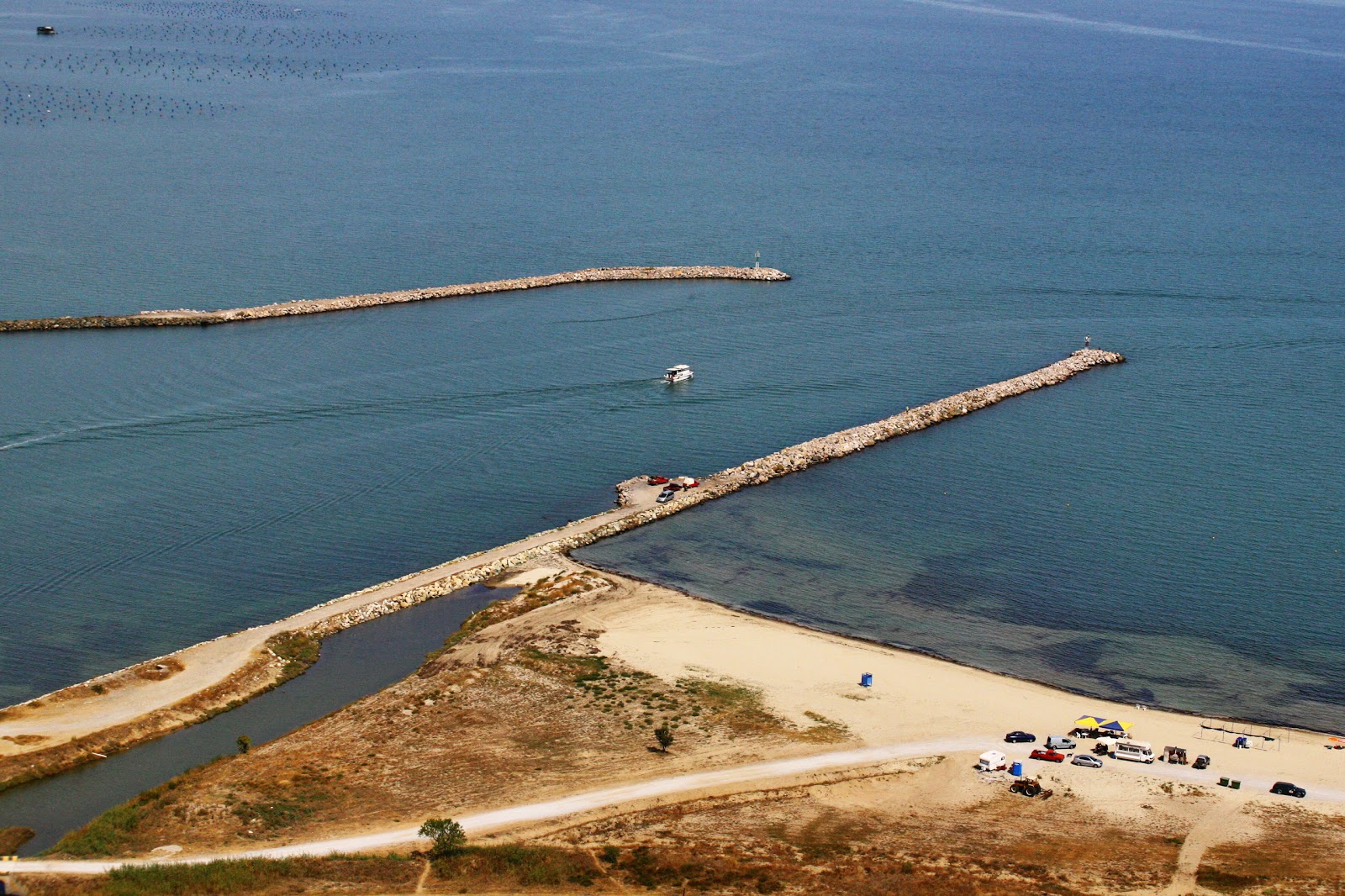 Foto van Pydna beach met enigszins schoon niveau van netheid