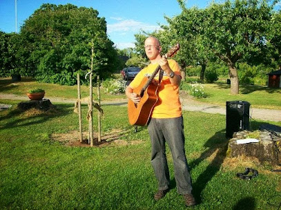 Gitarr och munspelslärare i Hacksta, musiklärare Jörgen Lindström.