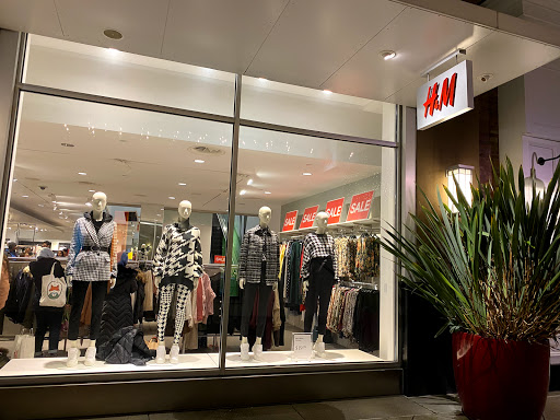 Clothing Store «H&M», reviews and photos, 2604 NE University Village St, Seattle, WA 98105, USA