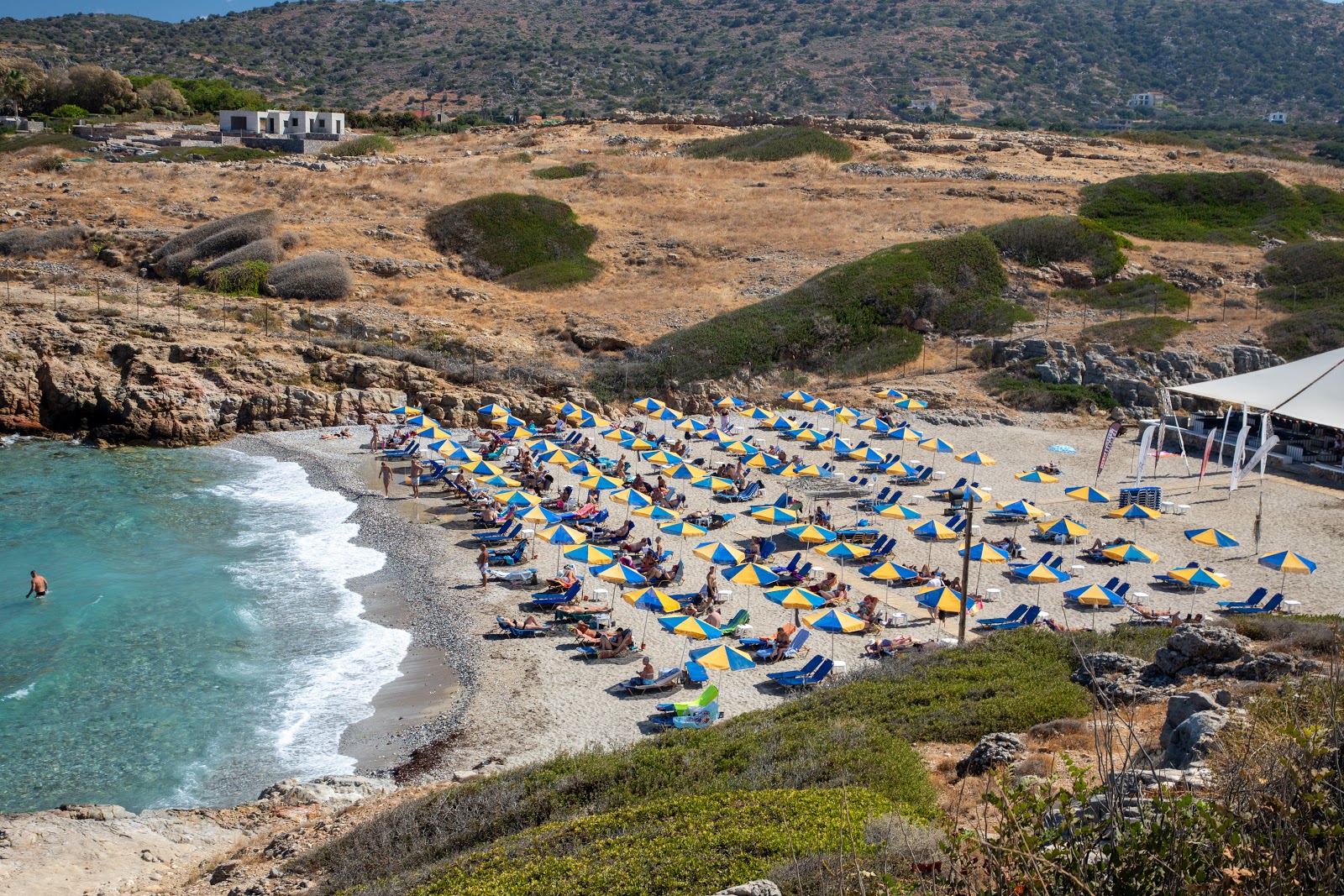 Foto av Boufos Beach med harmaa hiekka ja kivi yta