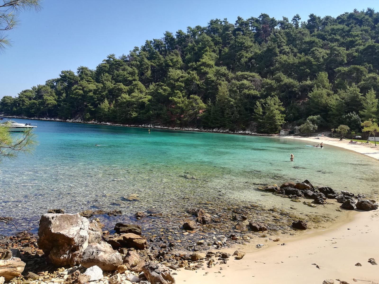 Fotografie cu Vathi beach cu o suprafață de nisip fin strălucitor