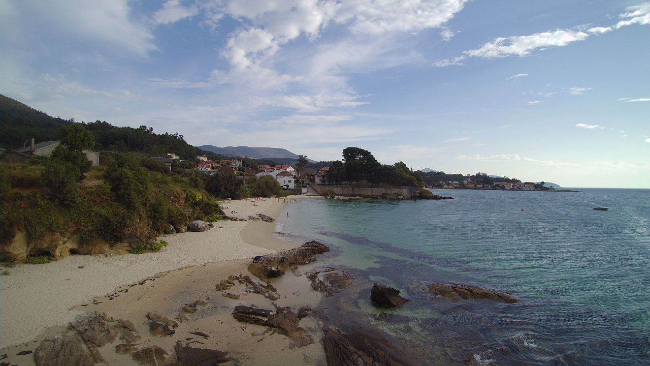 Fotografie cu Boa Pequena beach cu o suprafață de nisip alb