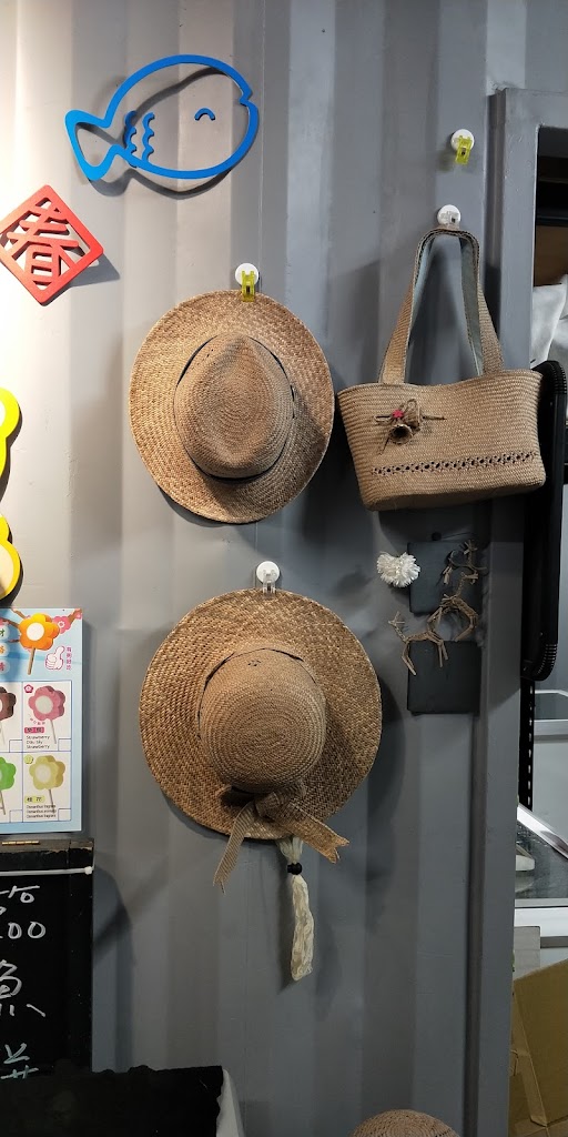 田中央的魚 的照片