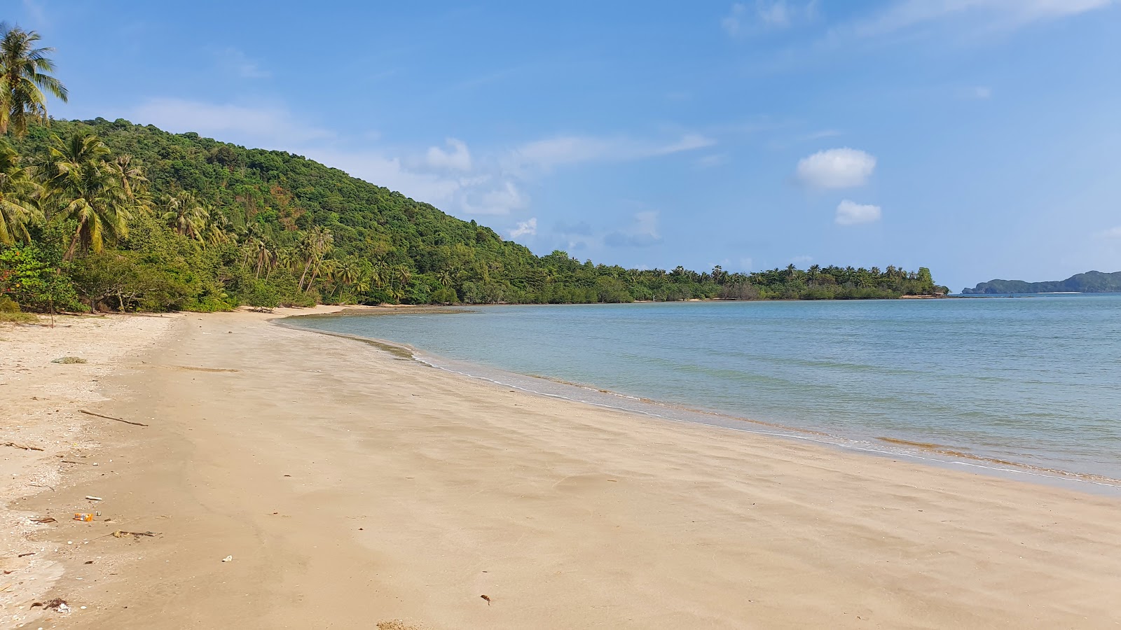 Thung Makham Noi Beach的照片 带有明亮的沙子表面