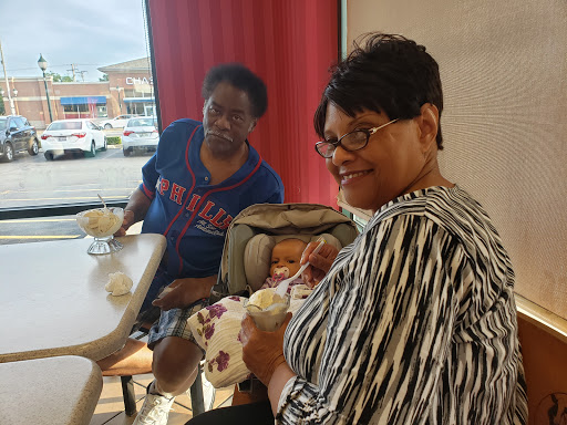 Ice Cream Shop «Oberweis Ice Cream and Dairy Store», reviews and photos, 3152 95th St, Evergreen Park, IL 60805, USA