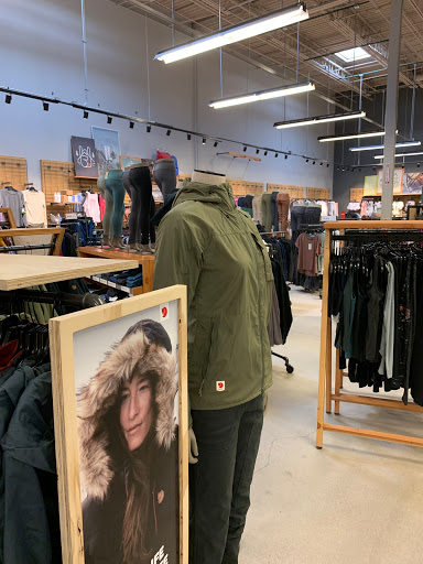 Camping Store «REI», reviews and photos, 17W160 W 22nd St, Oakbrook Terrace, IL 60181, USA