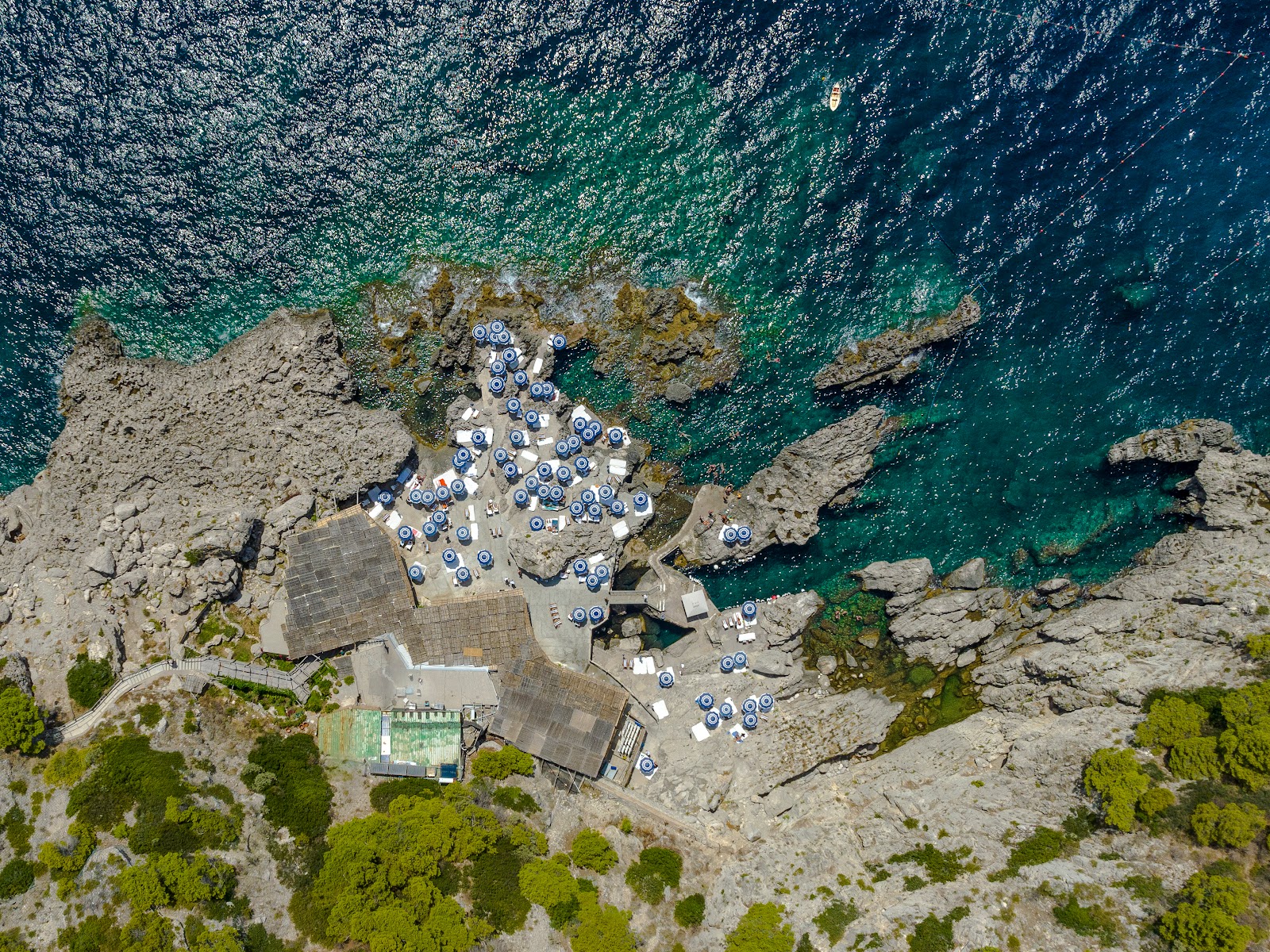 Foto von Fontelina Beach mit eine gerade küstenlinie