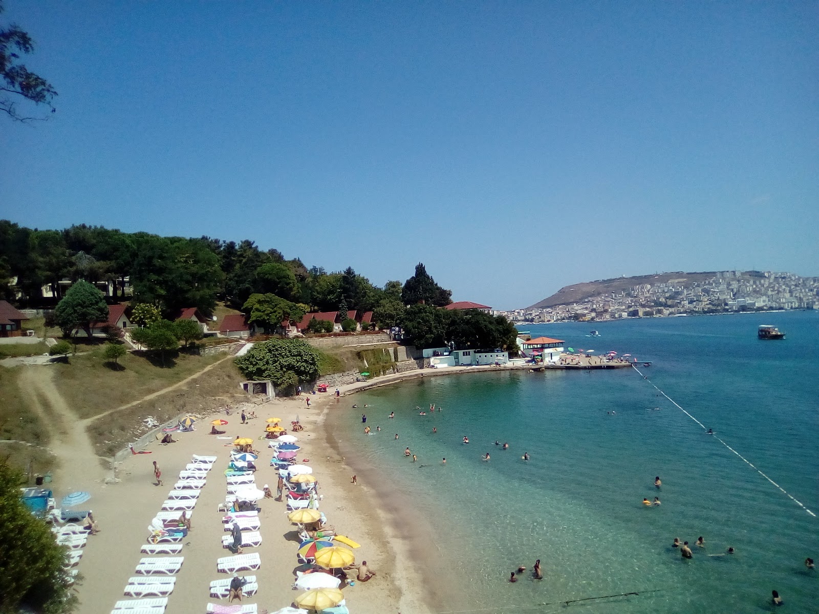 Fotografija Belediye Plaji z turkizna čista voda površino