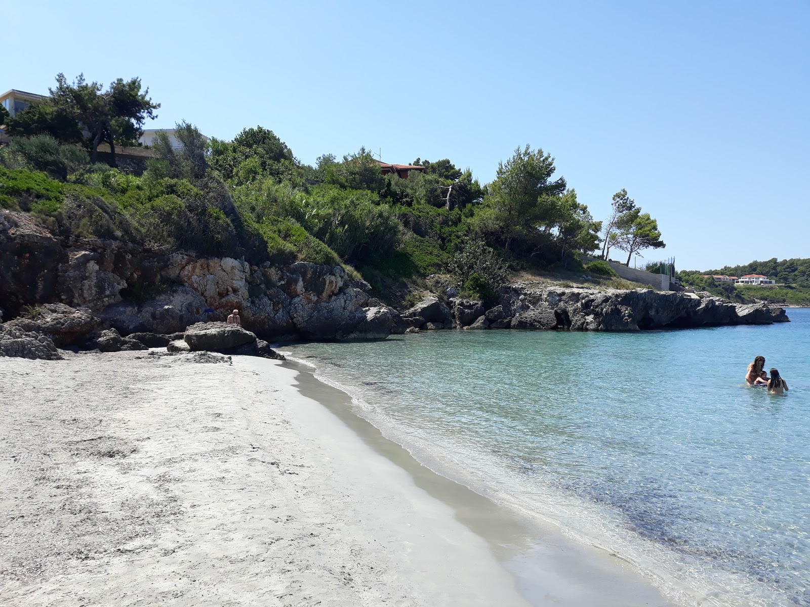 Foto af Gradakia beach faciliteter område