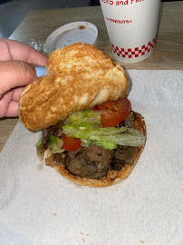 Plats et boissons du Restaurant de hamburgers Five Guys Franconville - n°13