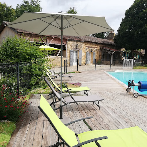 Lodge Gites Le Pech : Locations 3 maisons de vacances et gite de groupe en campagne, pour 2 à 8 personnes avec jardin, terrasse, piscine dans un domaine, proche Périgueux, Bergerac, Sarlat, Grottes de Lascaux à Sainte-Foy-de-Longas, Dordogne Sainte-Foy-de-Longas