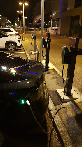 Borne de recharge de véhicules électriques Tesla Destination Charger Dijon