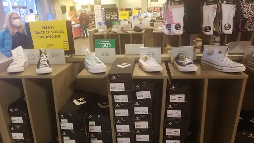 Shoe Store «DSW Designer Shoe Warehouse», reviews and photos, 970 N Milwaukee Ave, Lincolnshire, IL 60069, USA