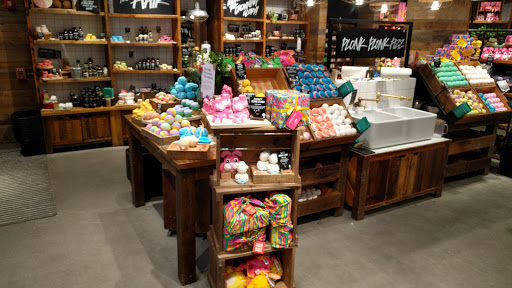 Cosmetics Store «LUSH Fresh Handmade Cosmetics», reviews and photos, 51 Oakbrook Center, Oak Brook, IL 60523, USA
