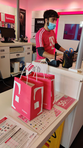 Cell Phone Store «T-Mobile», reviews and photos, 26428 Ford Rd, Dearborn Heights, MI 48127, USA
