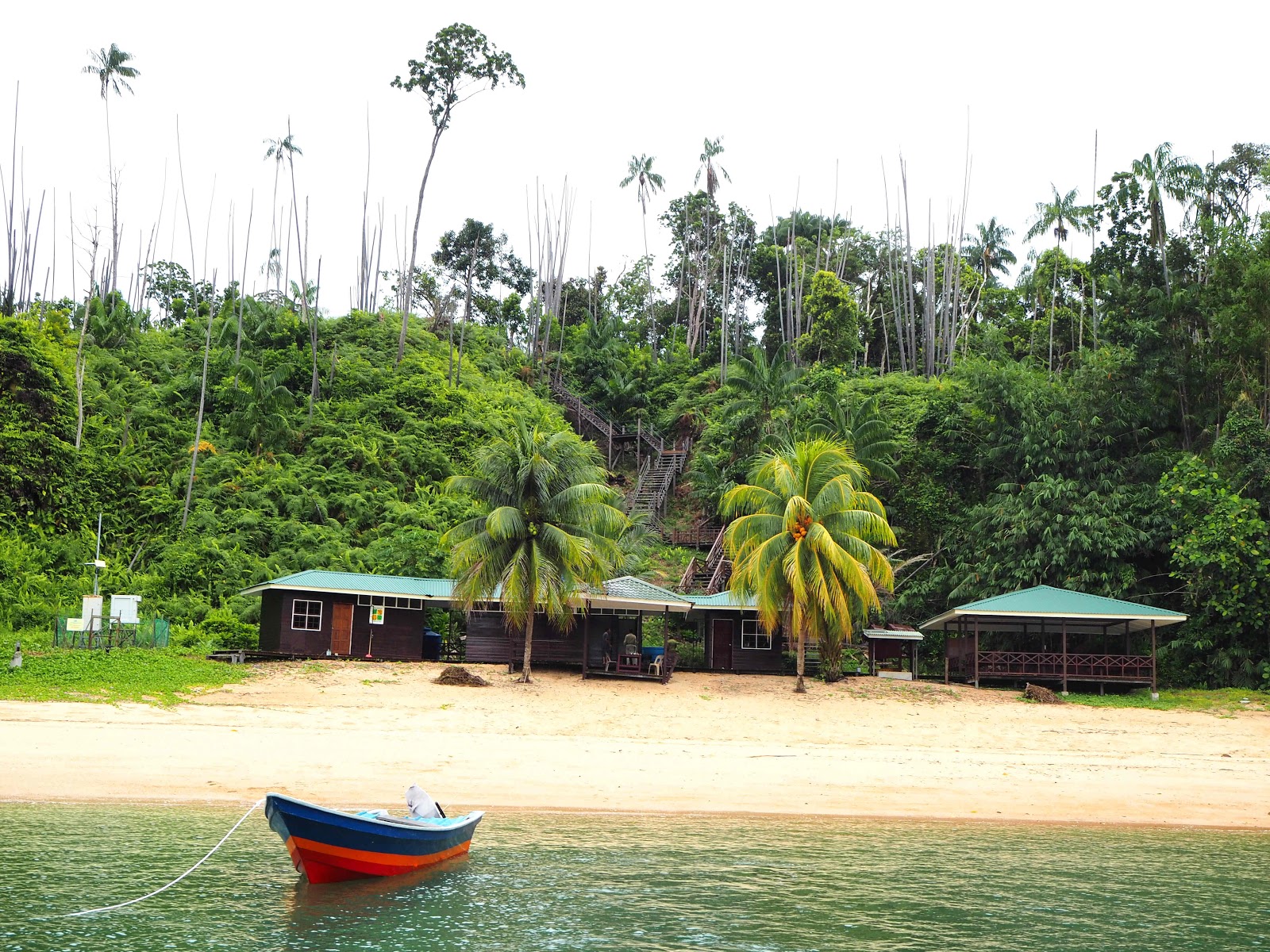 Pulau Lakei Beach的照片 带有小海湾