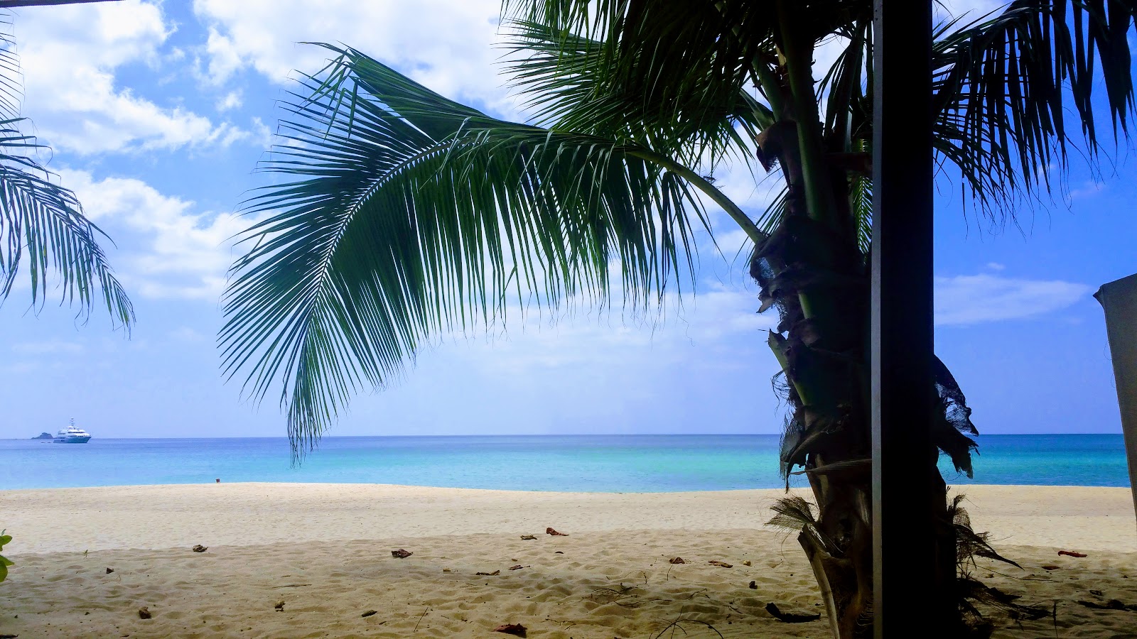 安达曼白沙滩的照片 带有碧绿色纯水表面
