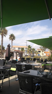 Atmosphère du Restaurant méditerranéen Brasserie La Plage - Au bord de l'étang - Vue sur Sète à Mèze - n°15