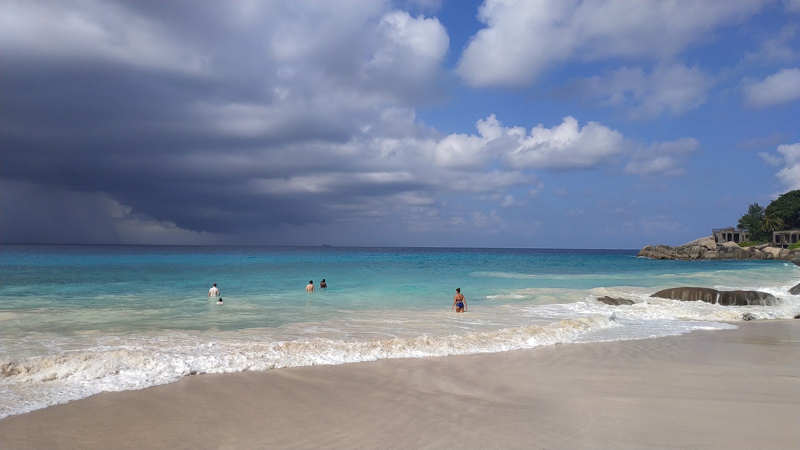 Foto de Carana Beach con agua cristalina superficie