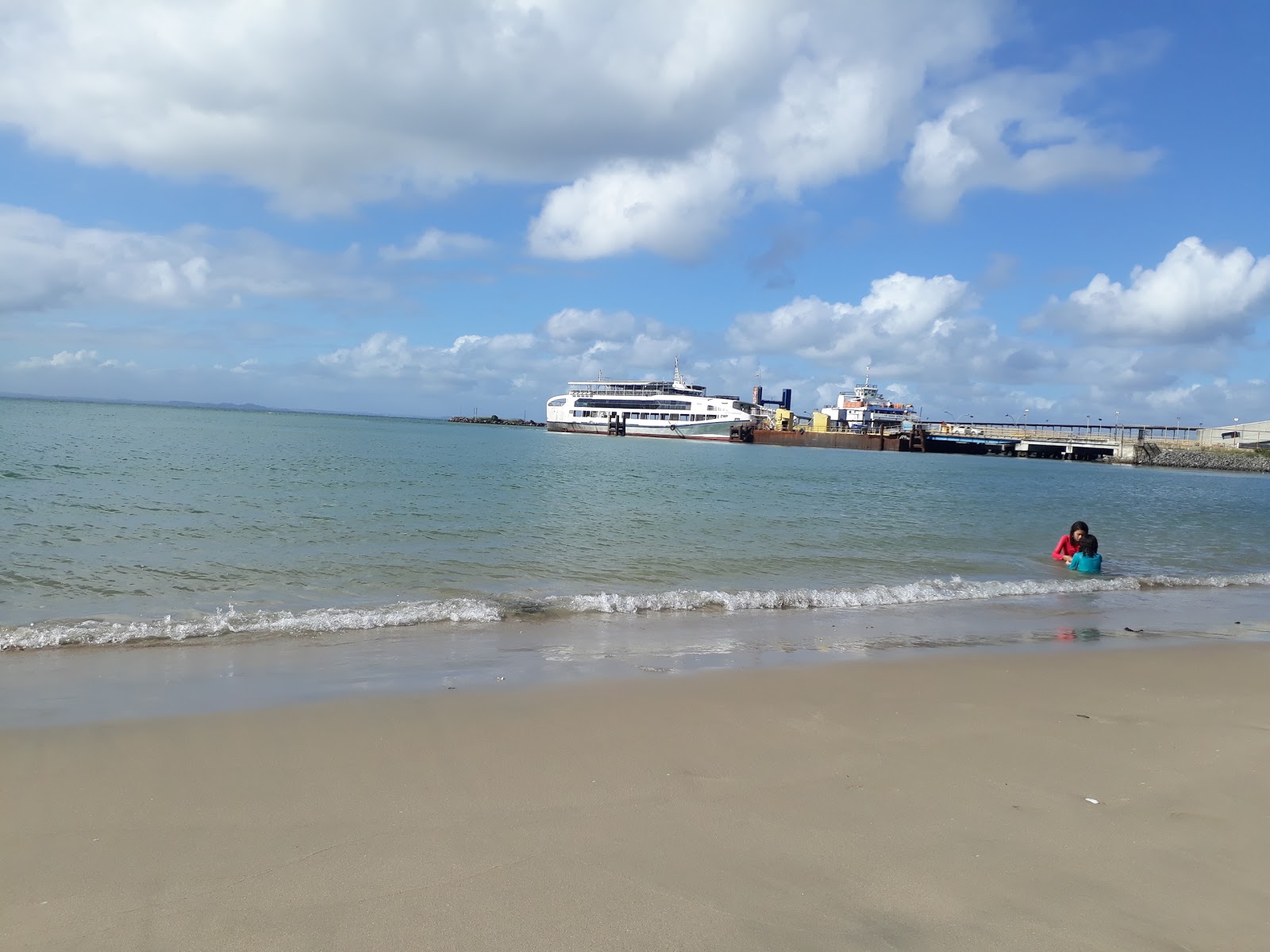 Foto de Maritimo Bom Despacho Beach con arena beige superficie