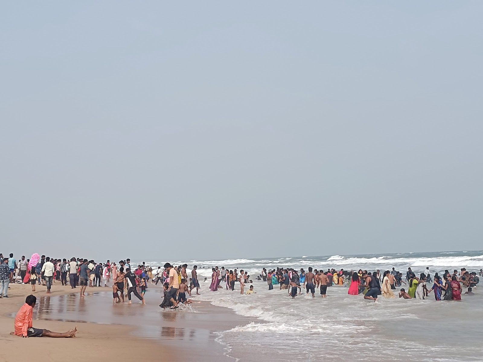 Photo de Rajaram Puram Beach avec droit et long