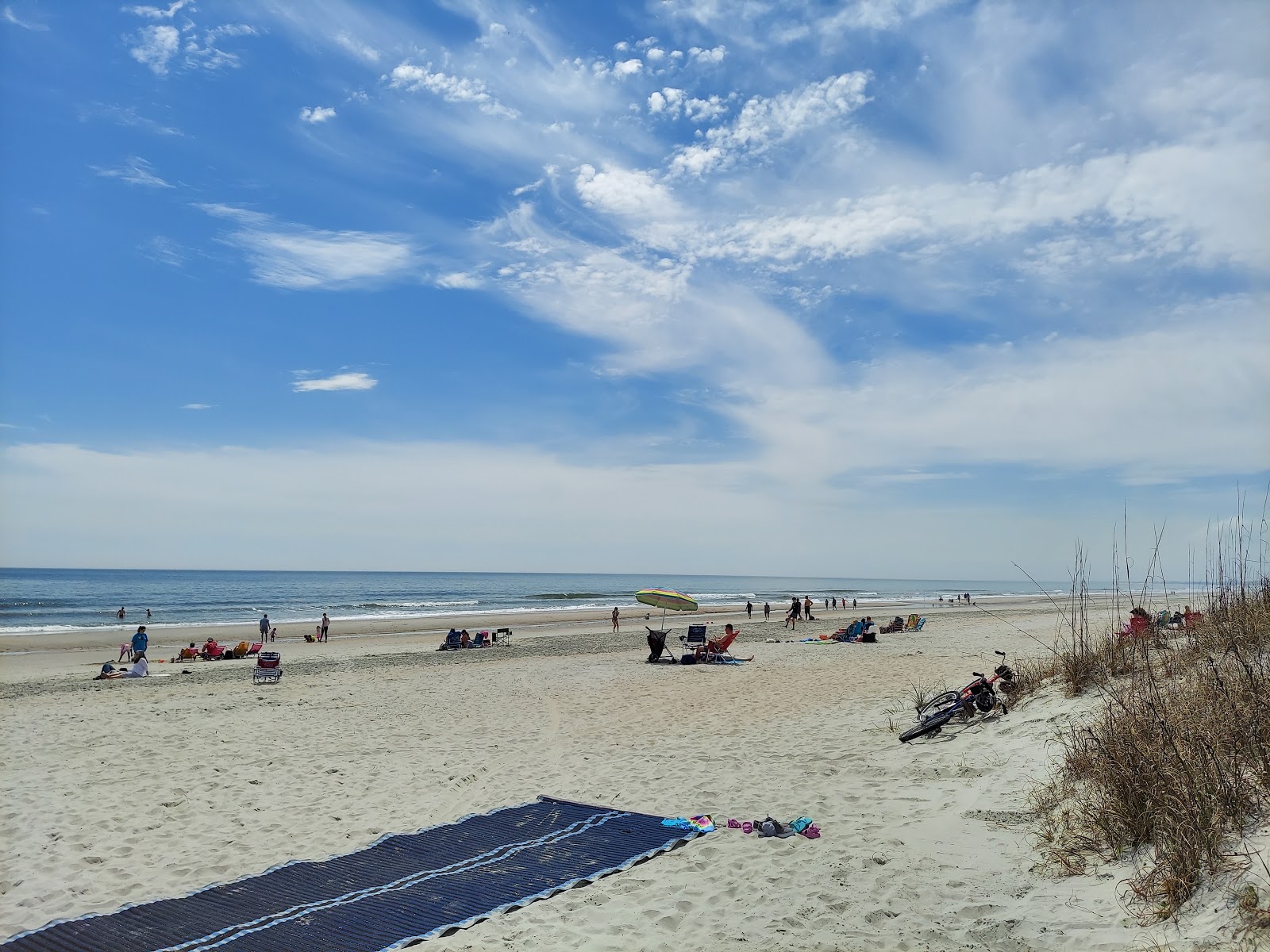 Valokuva Huntington beachista. pinnalla turkoosi puhdas vesi:n kanssa