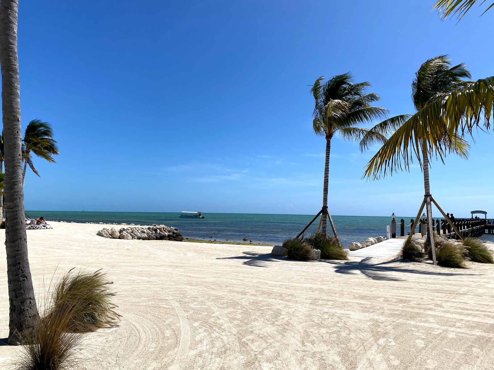 Foto de Islander beach - lugar popular entre os apreciadores de relaxamento