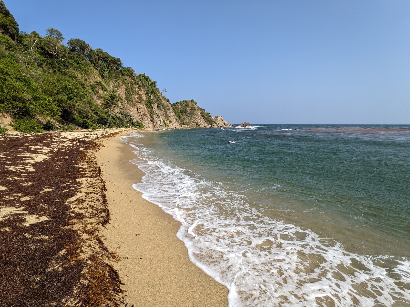 Foto di Playa Teresa con una superficie del sabbia di conchiglia luminosa