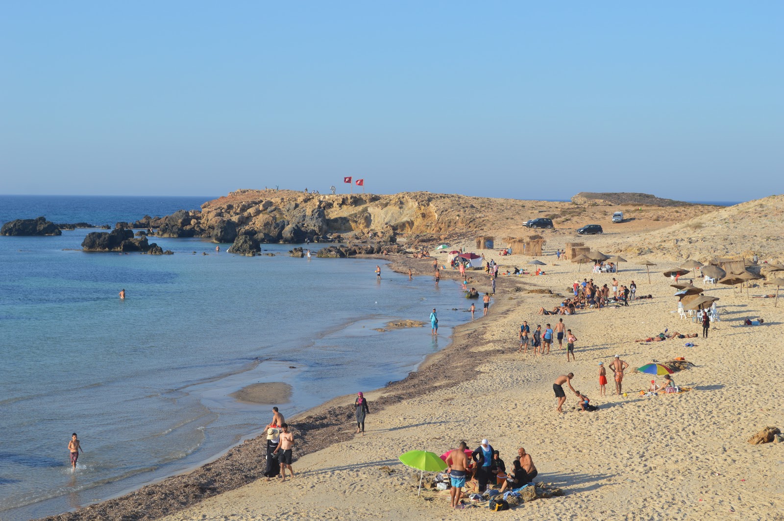 Ras Angela Beach'in fotoğrafı dağlarla çevrili