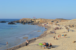 Ras Angela Beach'in fotoğrafı dağlarla çevrili