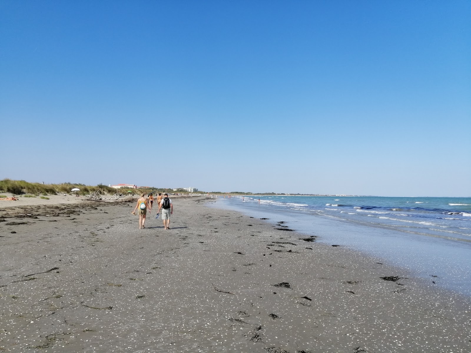 阿尔贝罗尼海滩的照片 带有明亮的沙子表面
