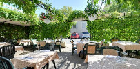 Atmosphère du Restaurant et Hôtel la Farigoule à Sainte-Cécile-les-Vignes - n°6