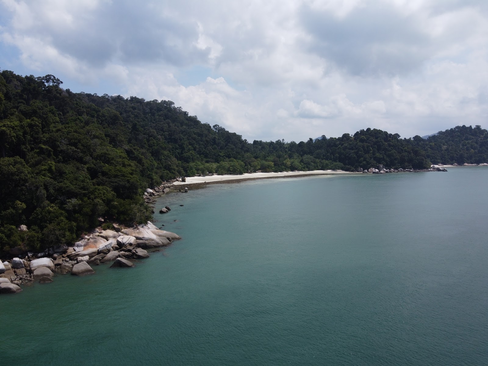 Foto de Teluk Segadas Beach - lugar popular entre os apreciadores de relaxamento