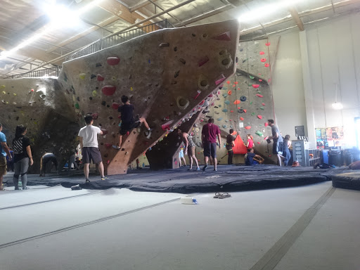 Rock Climbing Gym «Hangar 18 Indoor Climbing Gym - South Bay», reviews and photos, 4926 W Rosecrans Ave, Hawthorne, CA 90250, USA