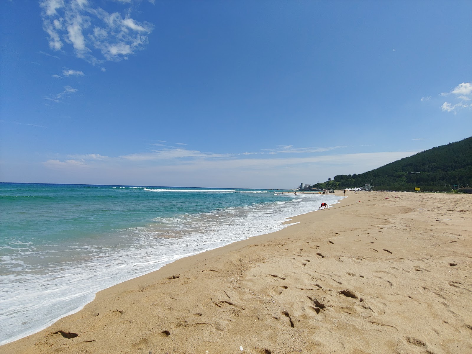 Tokcheon Beach的照片 带有碧绿色纯水表面
