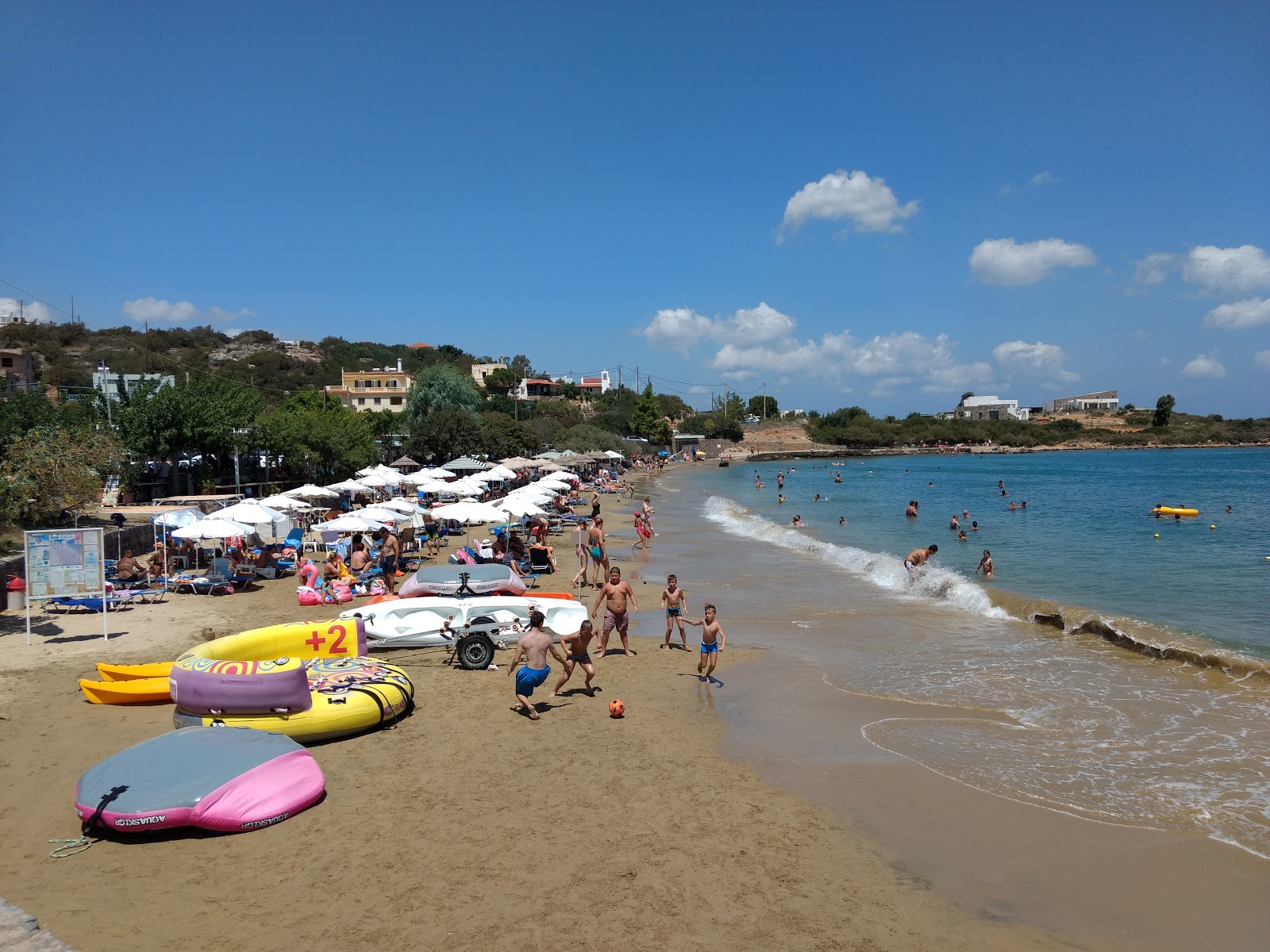 Foto von Paralia Ammoudara mit reines blaues Oberfläche