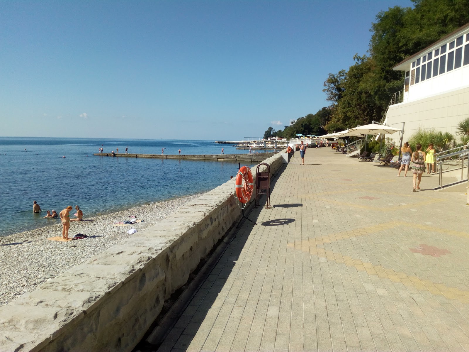 Foto van Neftyanik Sibiri met turquoise puur water oppervlakte