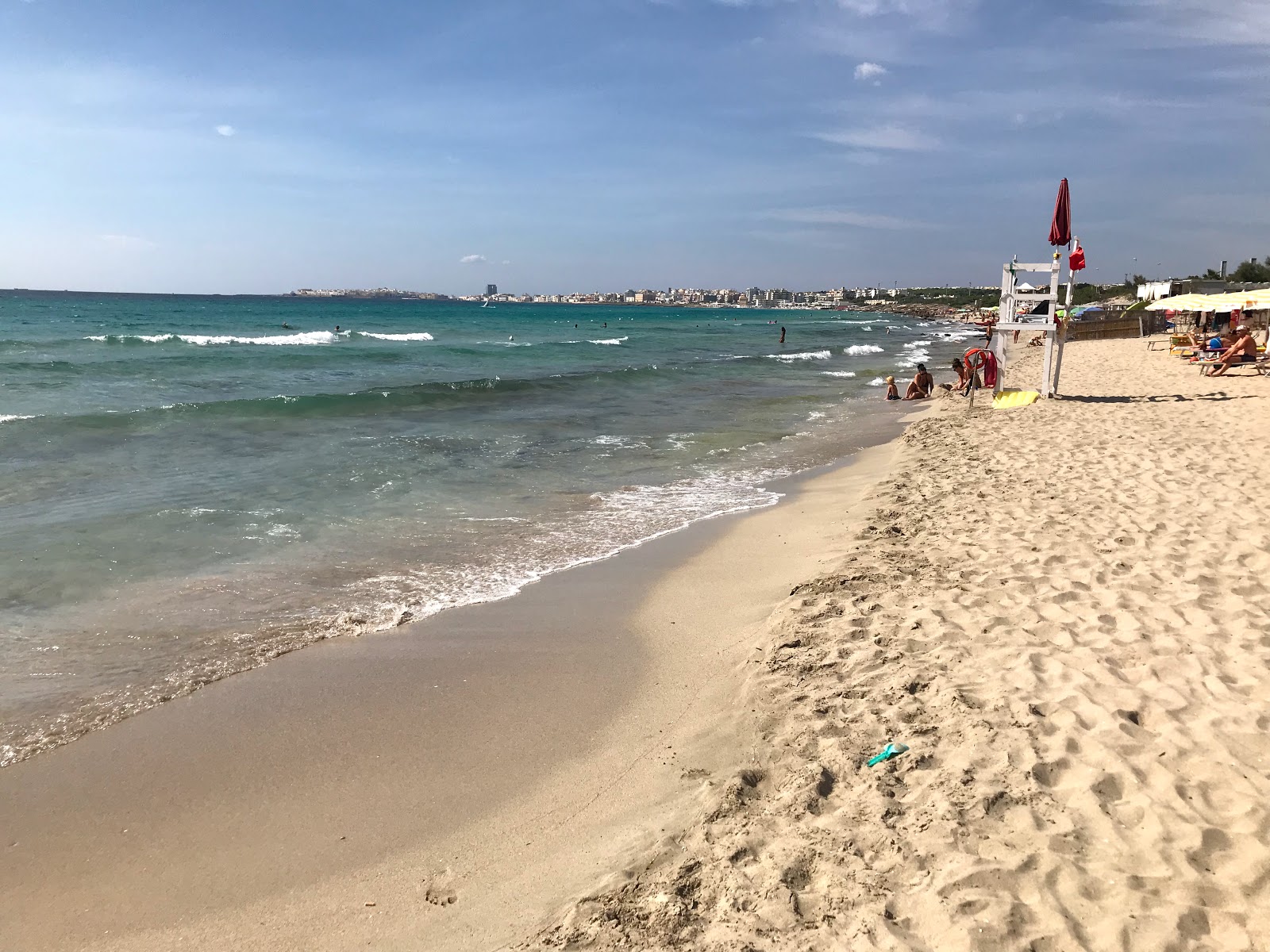 Fotografija Spiaggia di Baia Verde z modra čista voda površino