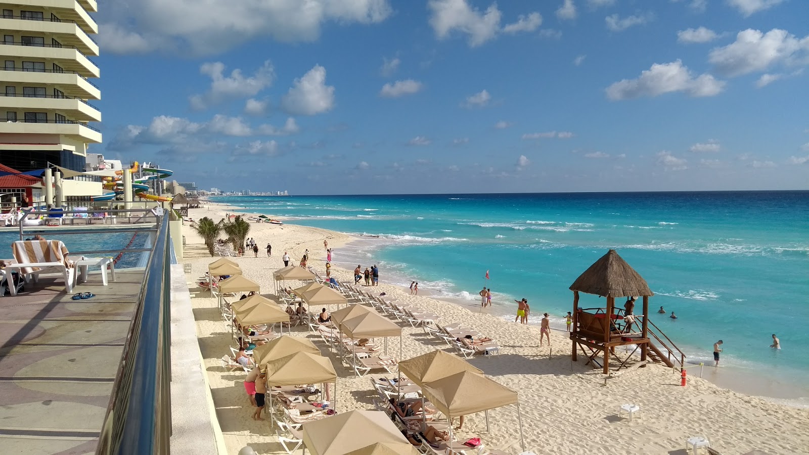 Foto de Playa Delfines con arena beige superficie