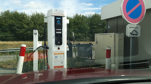 Borne de recharge de véhicules électriques IZIVIA Station de recharge Roissy-en-France