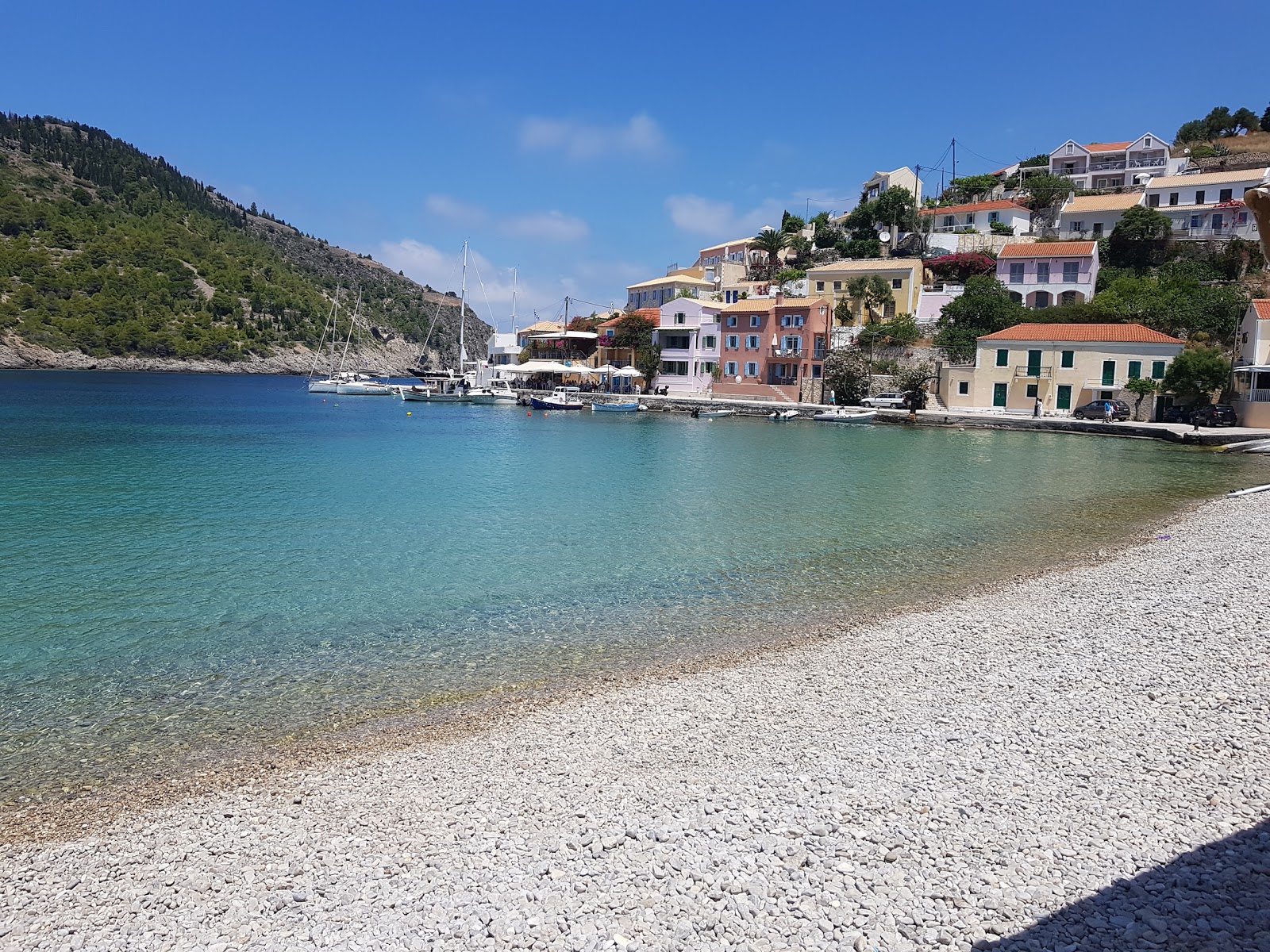 Photo de Assos beach avec l'eau vert clair de surface