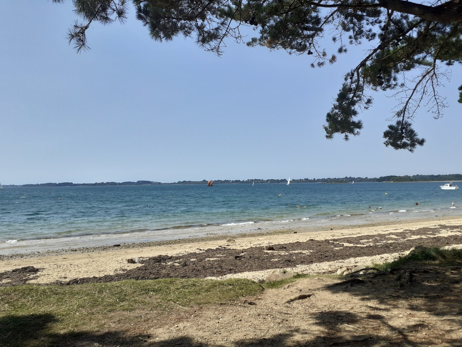 Plage de Brouhel'in fotoğrafı - rahatlamayı sevenler arasında popüler bir yer