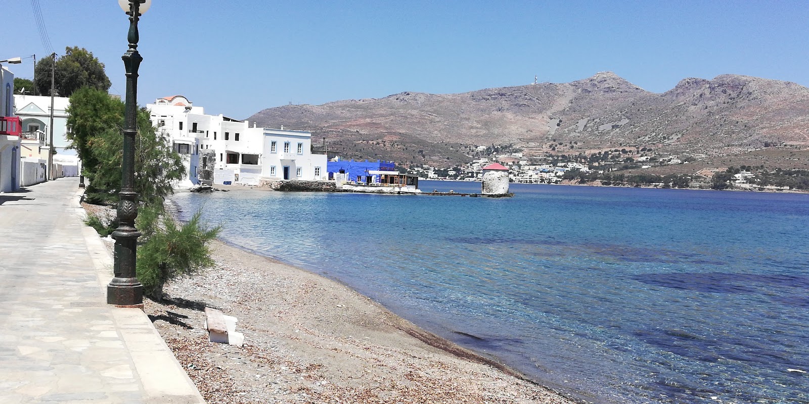 Paralia Agias Marinas II'in fotoğrafı turkuaz saf su yüzey ile